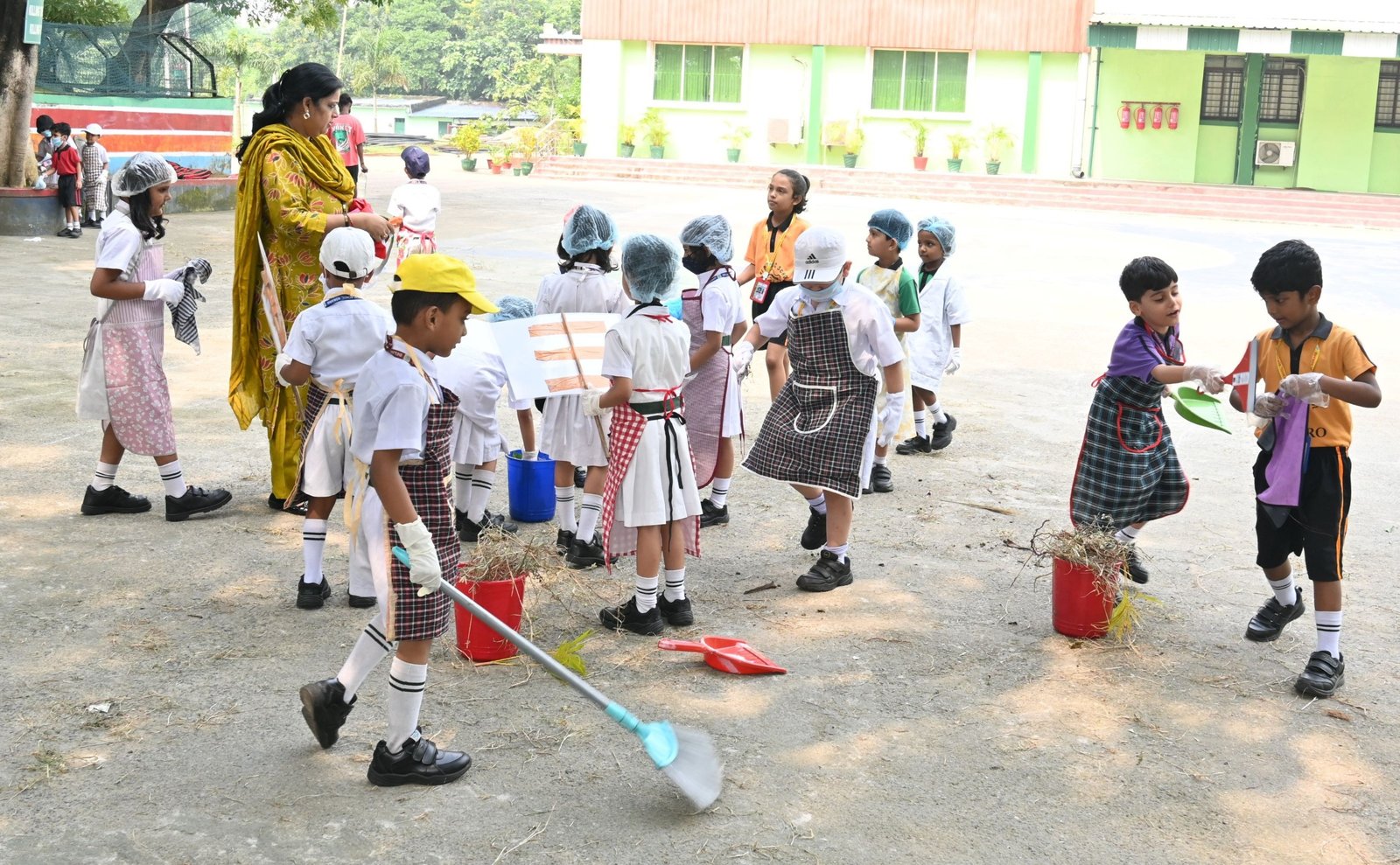 जब नन्हें हाथों ने थामी झाड़ू: DPS बोकारो में बच्चों ने दिया स्वच्छता का बड़ा संदेश, ‘गांधी-शास्त्री’ बन गूंजा ‘जय जवान, जय किसान’